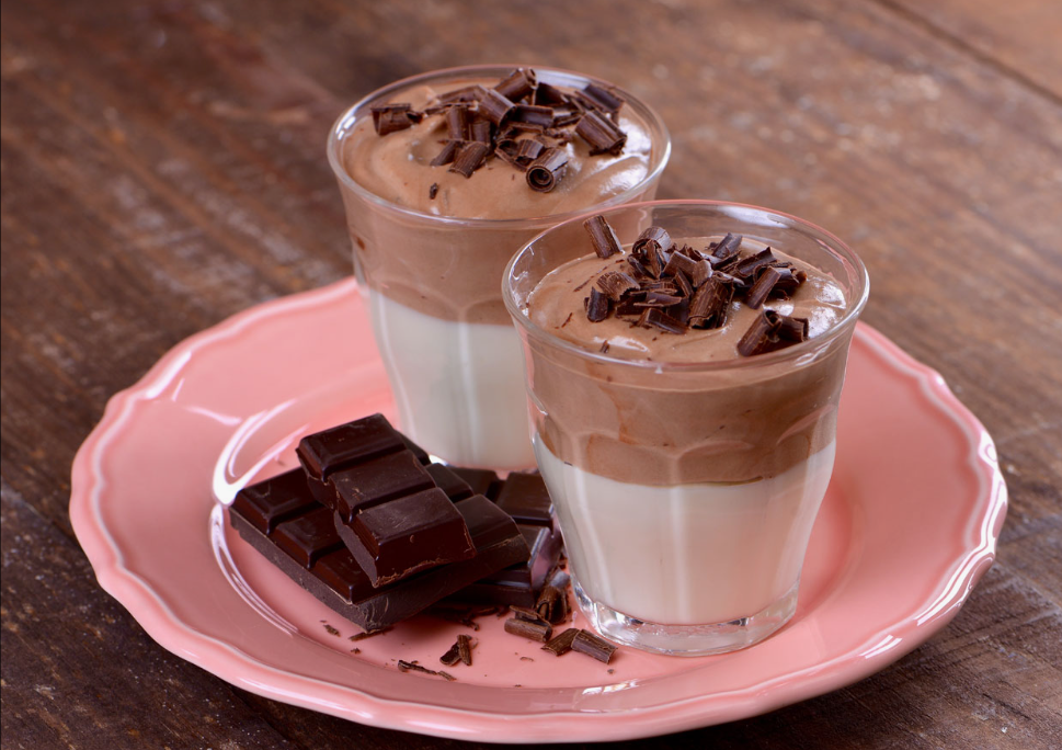 Vasitos de mousse de chocolate exprés