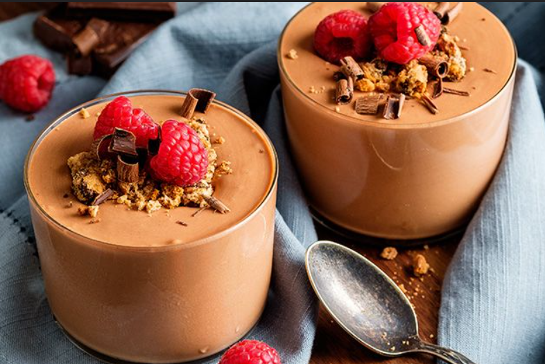 Mousse de chocolate negro con frutos rojos