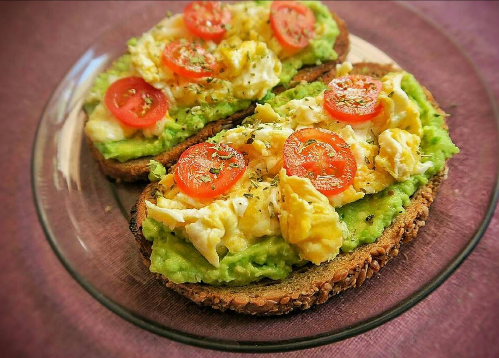Tostadas integrales con aguacate y limón