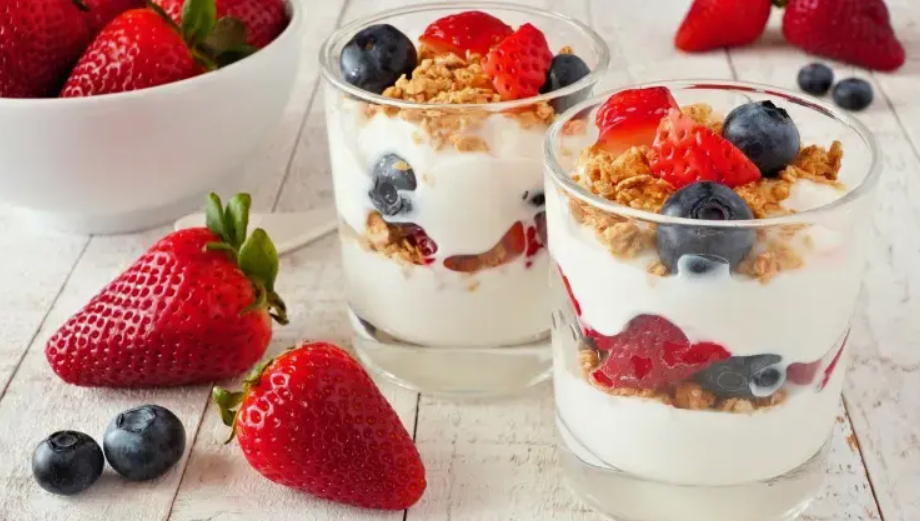 Yogur natural con frutas y semillas