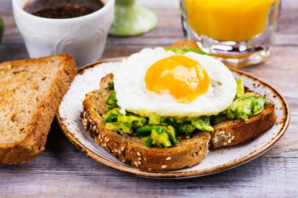 Tostadas integrales con aguacate y huevo