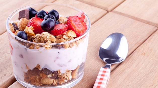 Yogur con frutas y granola casera