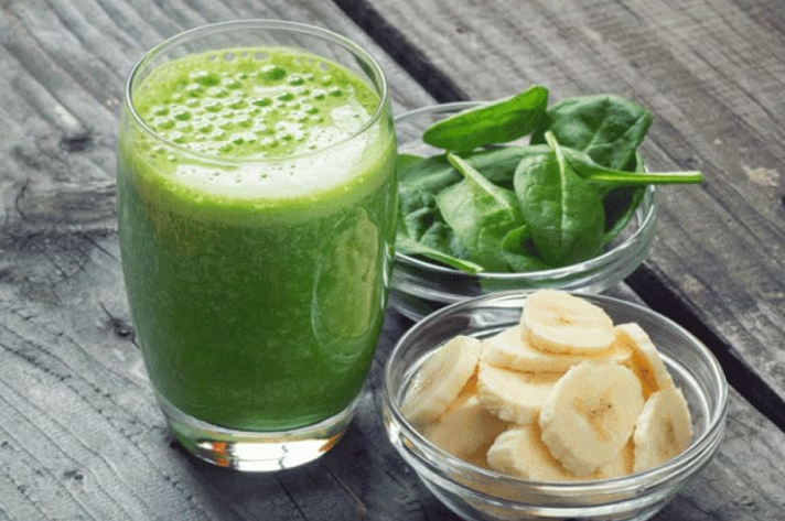 Smoothie verde con espinacas, plátano y yogur