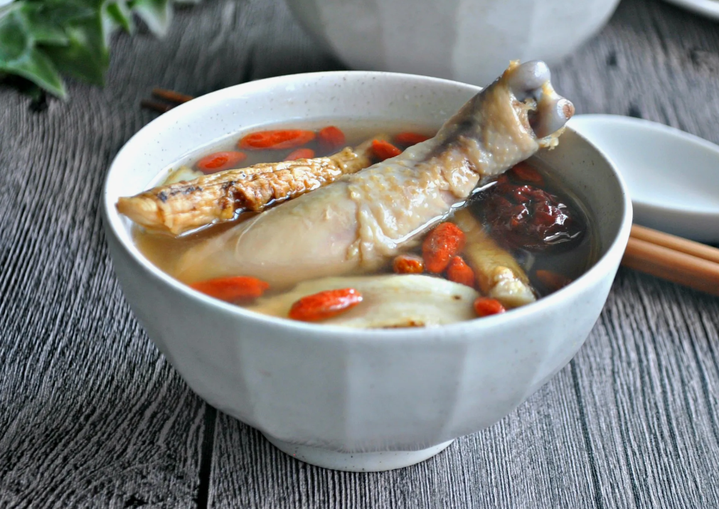 Sopa de pollo casera tradicional