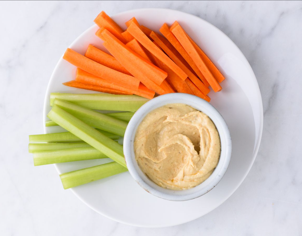 Bastones de zanahoria y pepino con hummus casero