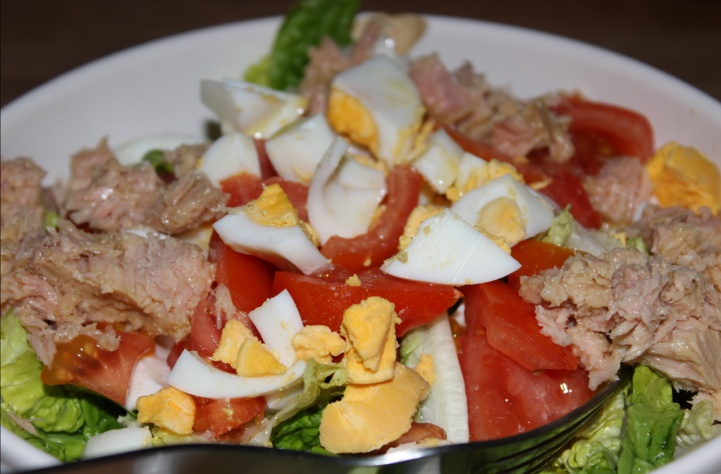 Ensalada de atún natural con aguacate y huevo duro