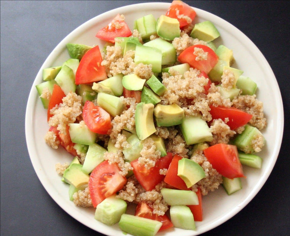 Ensalada tibia de quinoa con salmón