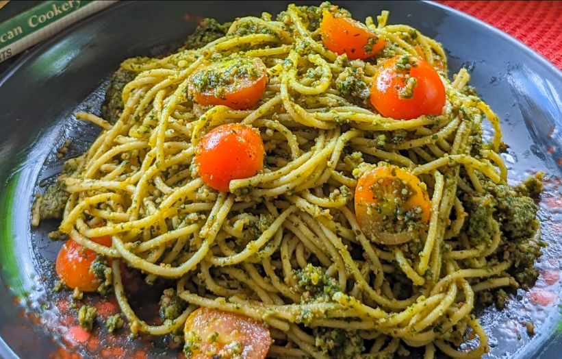 Pasta integral con pesto casero y tomatitos cherry
