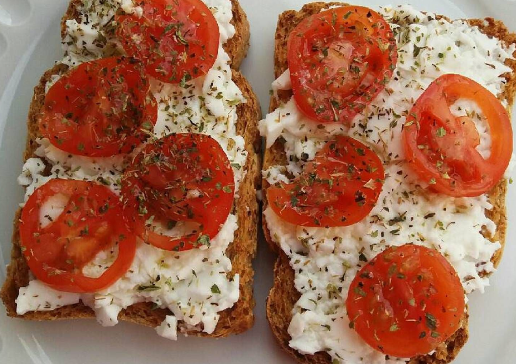 Queso fresco con tomate cherry y orégano