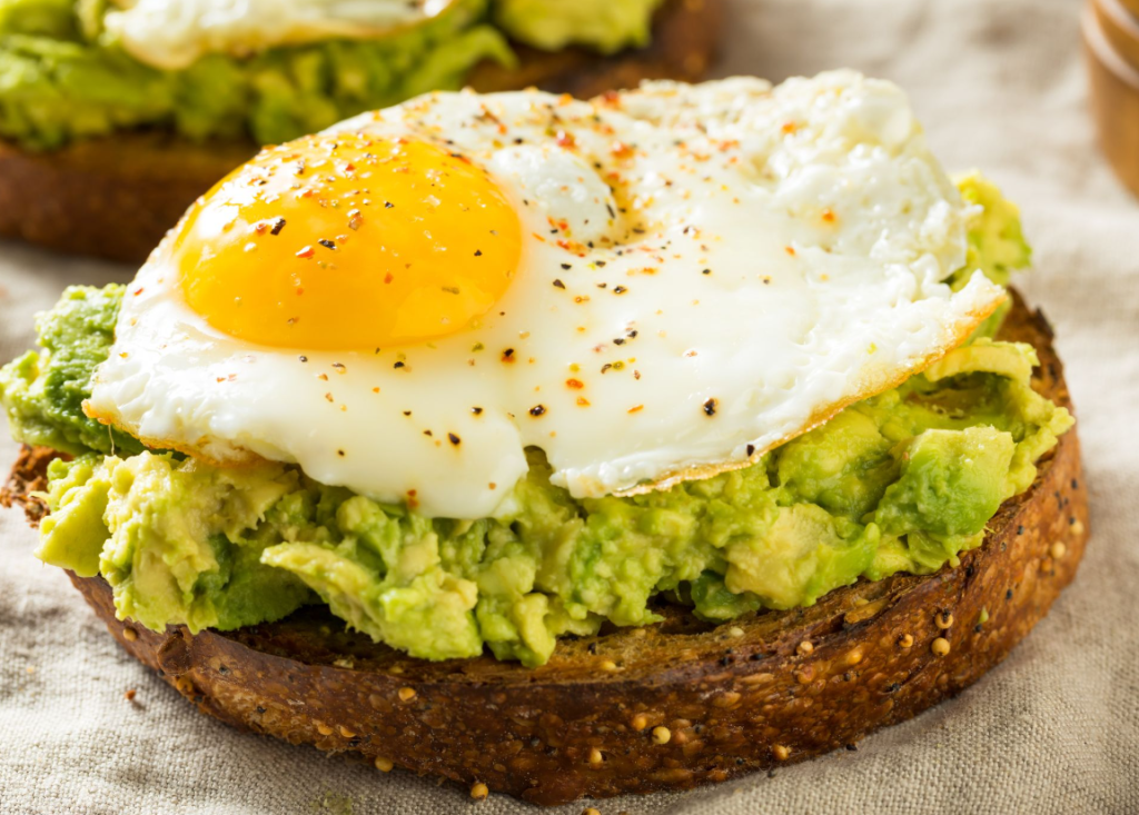 Tostada con huevo y aguacate
