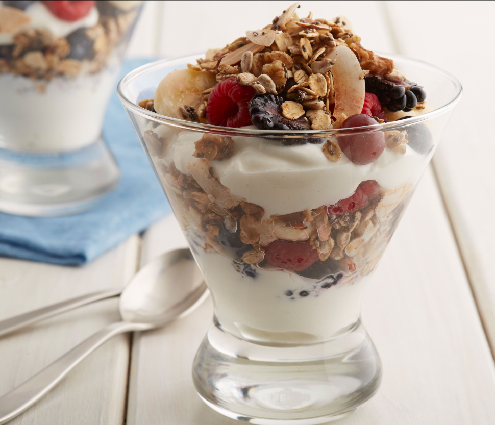 Yogur griego natural con nueces y canela